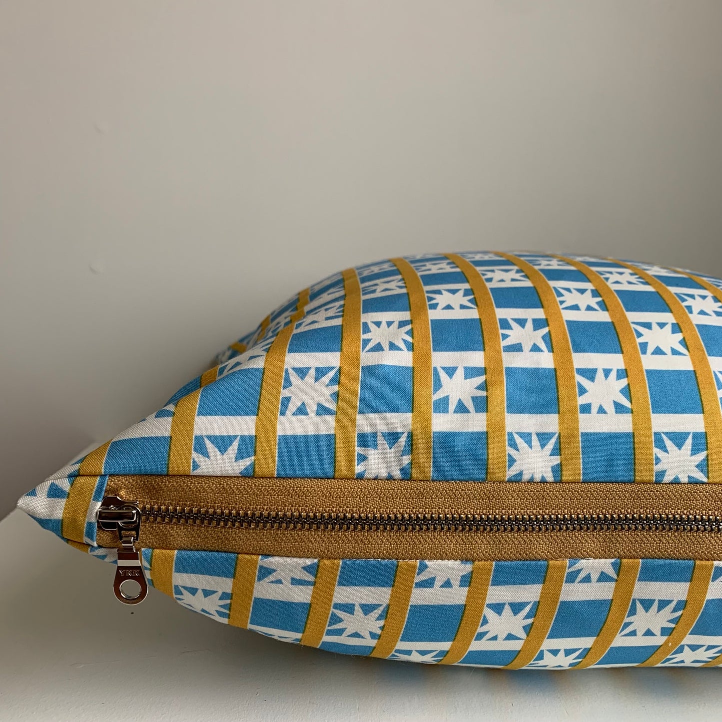 Handcrafted in Canada, this lovely cottage blue with white starburst fabric is gorgeous! Made from GOTS certified organic cotton. It's soft to the touch with an exposed mustard coloured zipper adding a another pop of colour to this beautiful fabric. Add a retro touch to your home, cottage, bunkie, or sunroom. Sizes 18 x 18 and 12 x 20