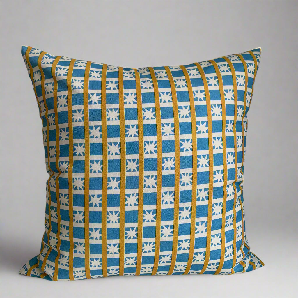 Handcrafted in Canada, this lovely cottage blue with white starburst fabric is gorgeous! Made from GOTS certified organic cotton. It's soft to the touch with an exposed mustard coloured zipper adding a another pop of colour to this beautiful fabric. Add a retro touch&nbsp; to your home, cottage, bunkie, or sunroom. Sizes 18 x 18 and 12 x 20