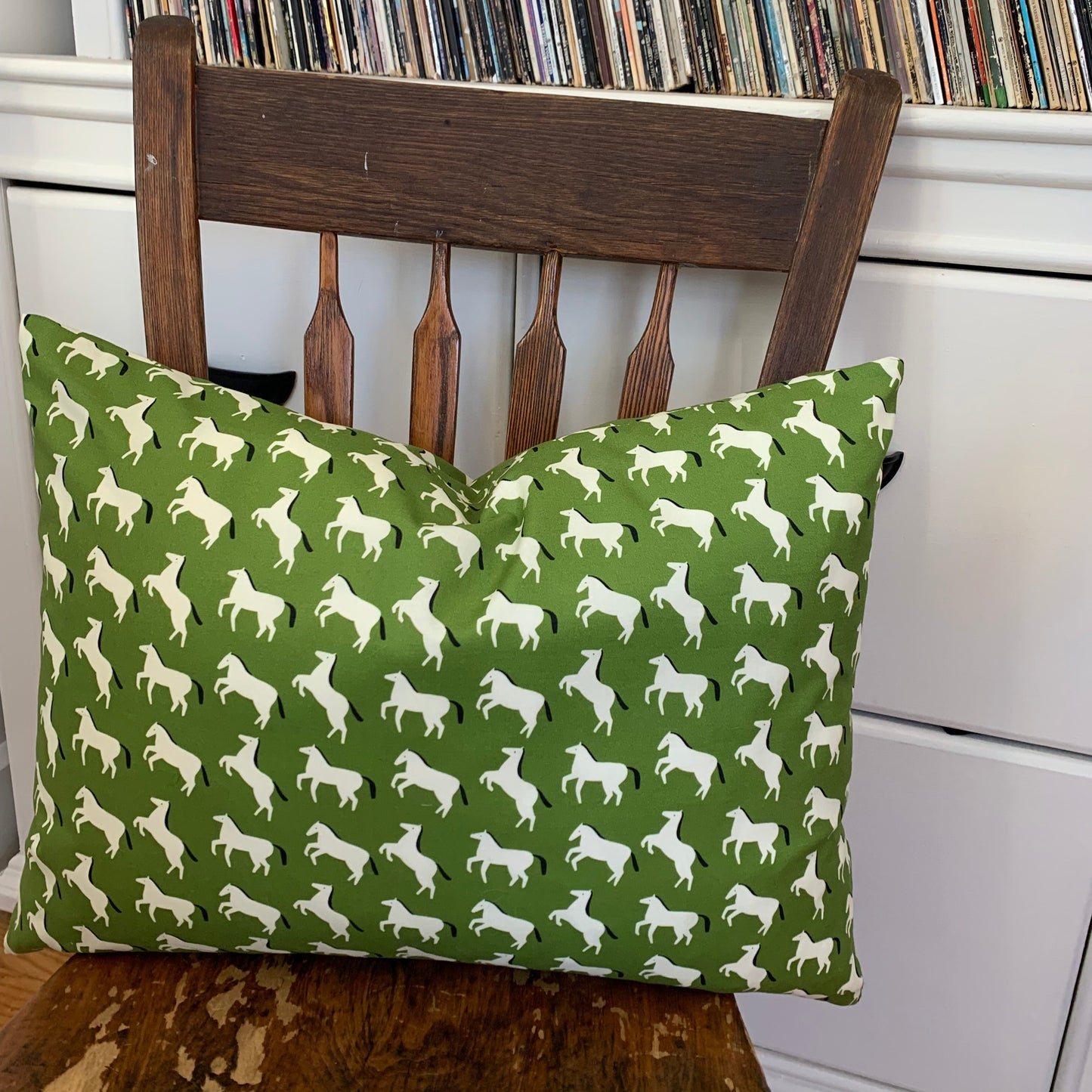 Hand made in Canada, this super cute pony pattern fabric is crafted from GOTS organic cotton. Its softness is unbeatable, and the exposed cream zipper adds a unique touch that pairs perfectly with the vibrant green and bold black accents; Introduce a little whimsy and fun to your home, cottage, bunkie, or sunroom. Size 14 x 20 inches