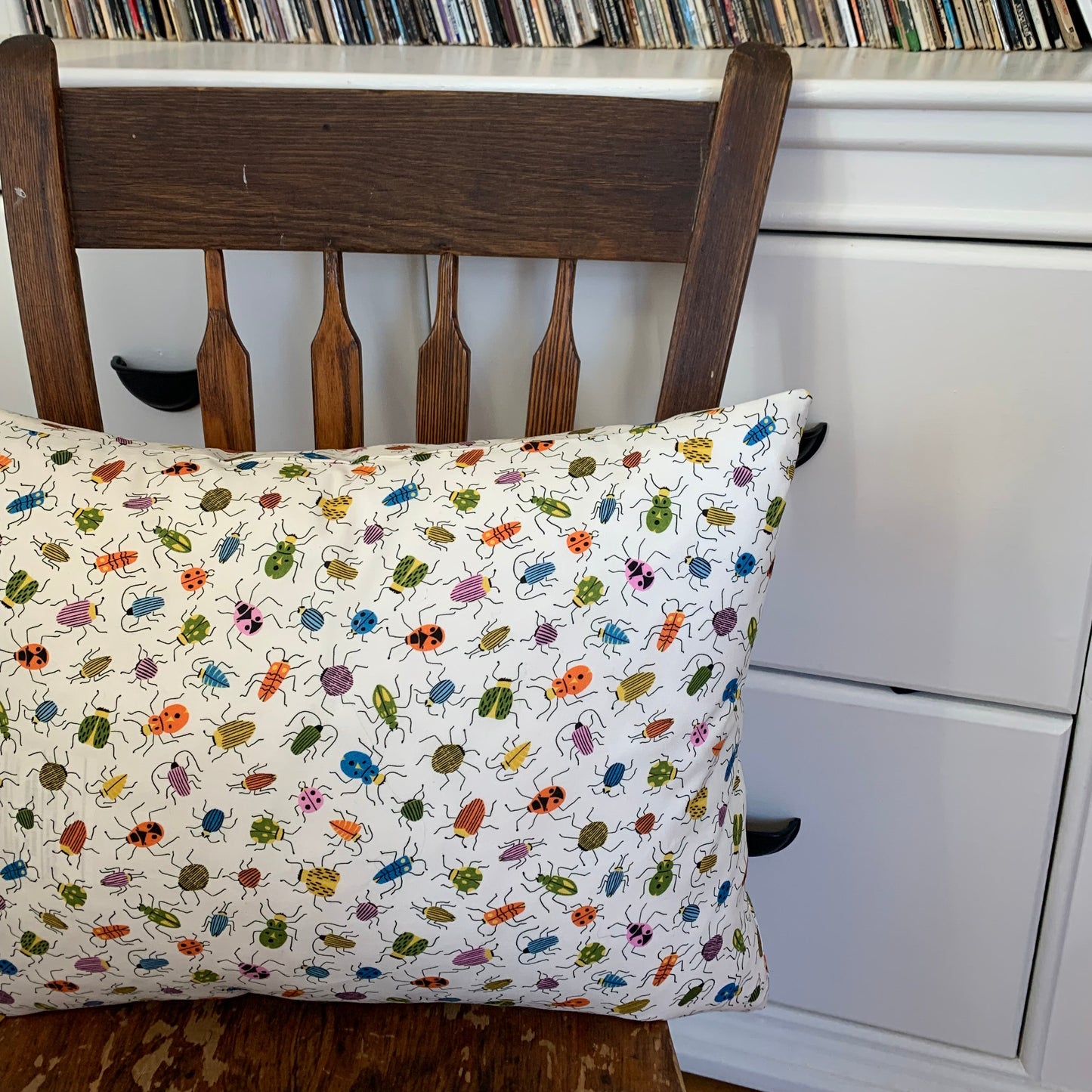 Handcrafted in Canada, this darling bug-patterned pillow is made from GOTS certified organic cotton. It's soft to the touch with an exposed green zipper adding a charming detail that complements the vibrant bugs and creamy backdrop. Bring a touch of playfulness and joy to your home, cottage, bunkie, or sunroom.